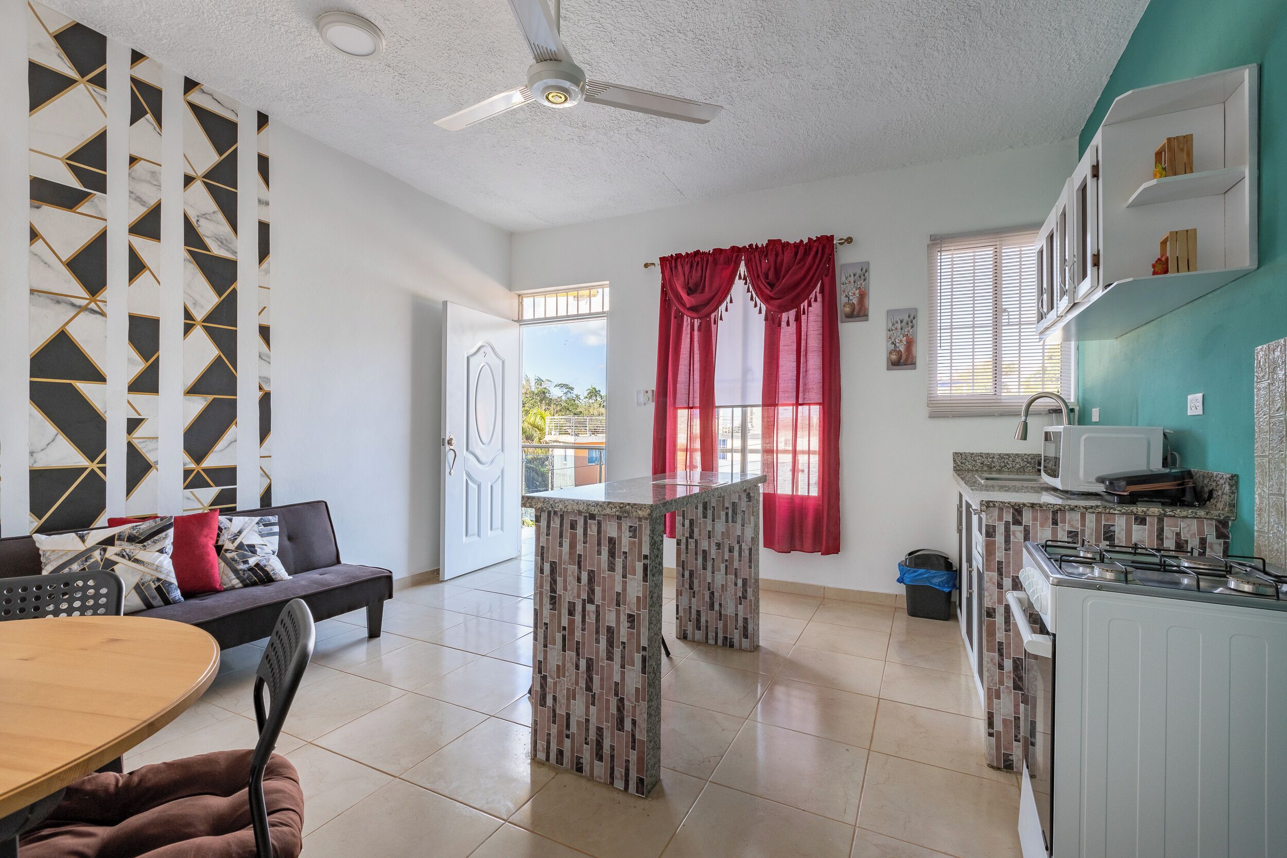 Een koelkast, een magnetron, een oven, een kookplaat