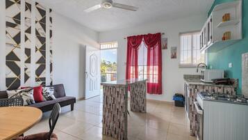 Een koelkast, een magnetron, een oven, een kookplaat