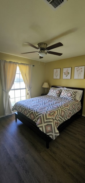 3 bedrooms, desk, iron/ironing board, free WiFi