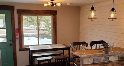 Cozy Blackhawk Cabin