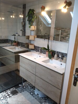 Dusche, Whirlpool, Haartrockner, Handtücher