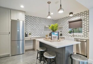 Microwave, oven, stovetop, dishwasher - New Ocean-Front Apt Water Views 1 Minute to Beach
(St. Augustine)