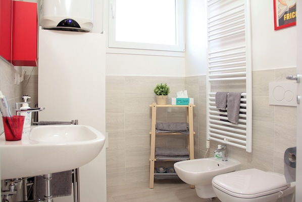 Shower, hair dryer, bidet, towels - THE HOUSE OF EVA cozy apartment within walking distance of the historic center (Bologna)