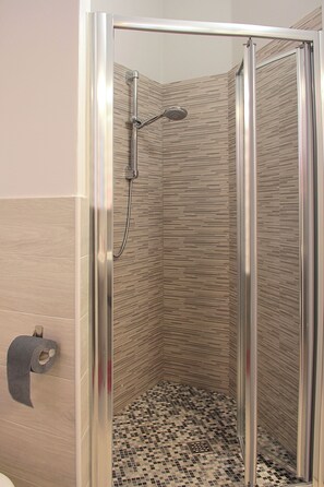 Shower, hair dryer, bidet, towels - THE HOUSE OF EVA cozy apartment within walking distance of the historic center (Bologna)
