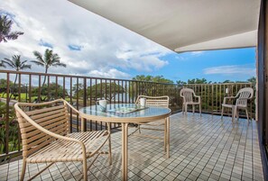 Outdoor dining - Maui Parkshore: Top Floor corner unit with Ocean Views (Kihei)