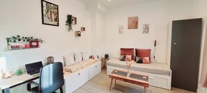 1 camera, una scrivania, insonorizzazione, culla da viaggio