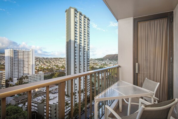 Property grounds - Aston Waikiki Sunset 1BSU | City View Suite – Heated Pool & Spa (Honolulu)