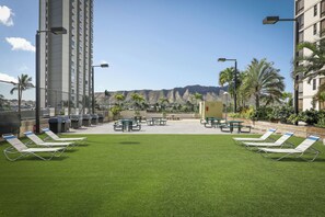 Outdoor dining - Aston Waikiki Sunset 1BSU | City View Suite – Heated Pool & Spa (Honolulu)