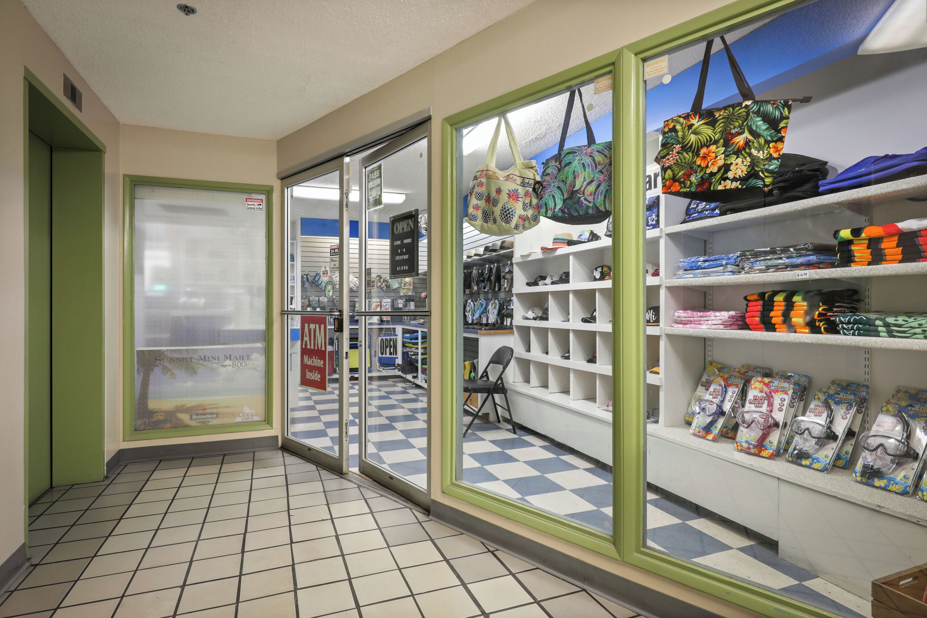 Un magasin avec un sol à carreaux, des étagères remplies de sacs et de lunettes de soleil, et une porte à cadre vert.