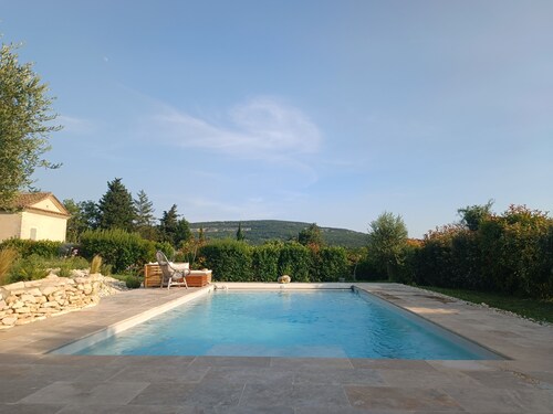 Villa avec belle vue, piscine et terrain de pétanque