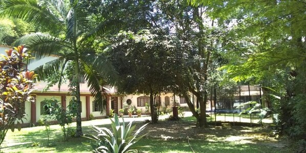 المنطقة المحيطة بالمنشأة