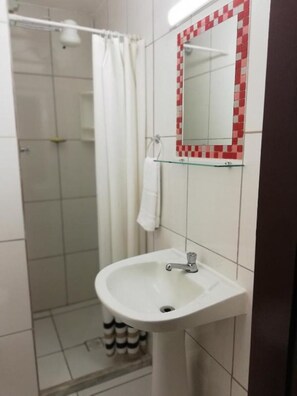 تجهيزات دش، مناشف، صابون، ورق حمّام