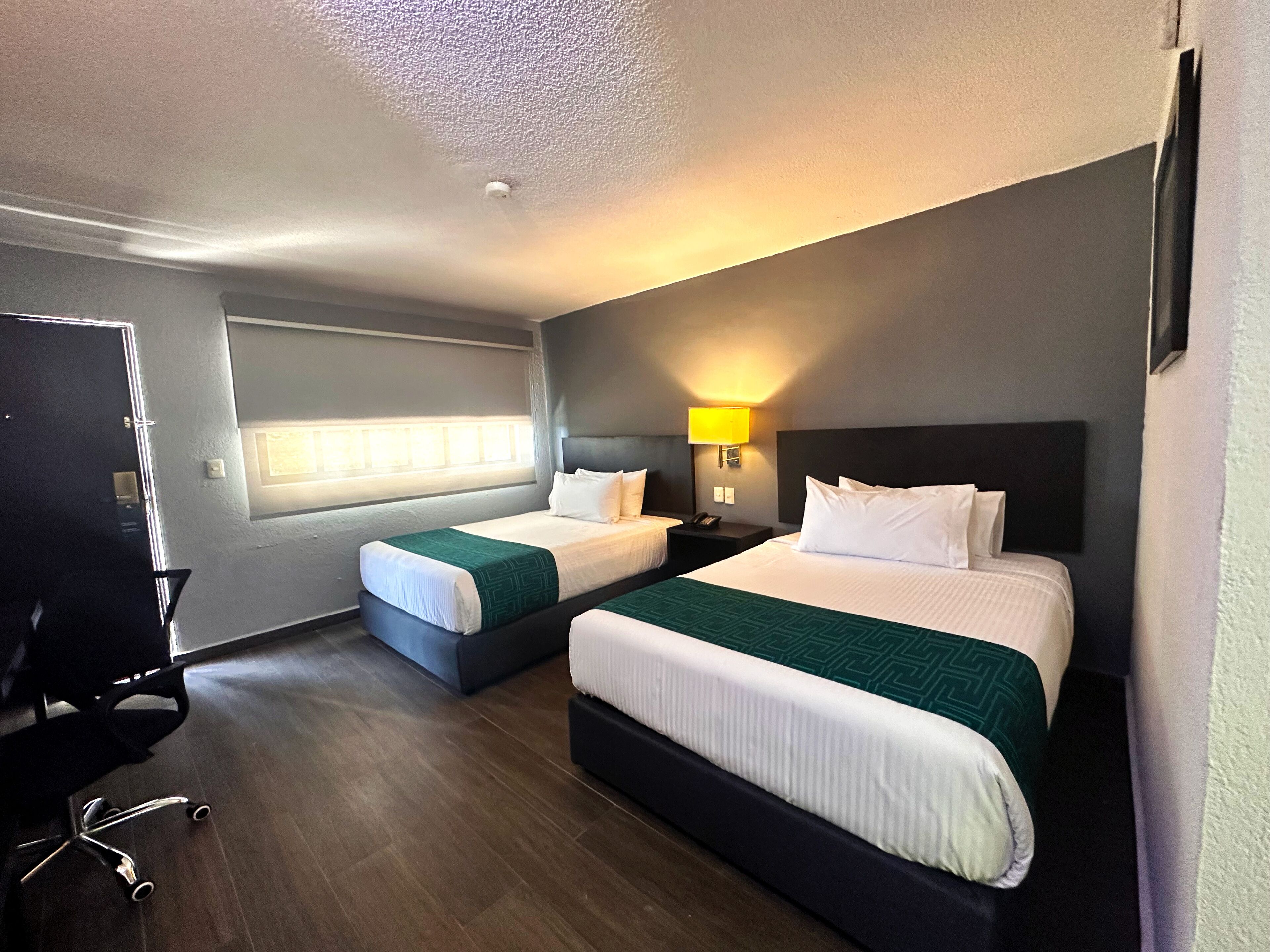 Peralatan tempat tidur premium, meja, ruang kerja komputer riba 