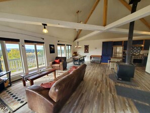 Smart TV - Cozy and Private Cabin, Enjoy Gorgeous Views of Mountains. (Ridgway)