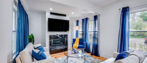 智能電視、壁爐、音響