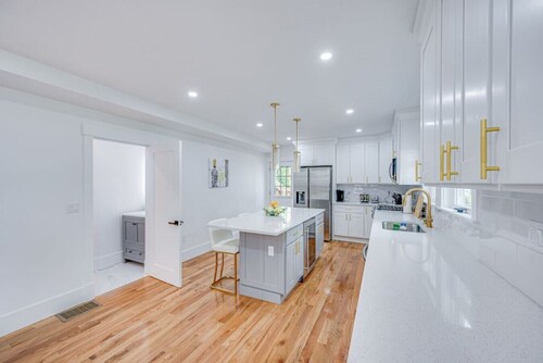 Modern Red Door Haven +5mins to Boston public transportation, FREE Parking!!