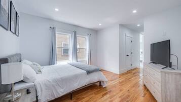 3 bedrooms, desk, iron/ironing board, travel crib