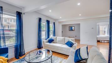 Smart TV, fireplace, stereo