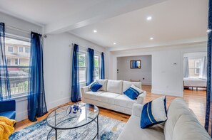 Smart TV, fireplace, stereo