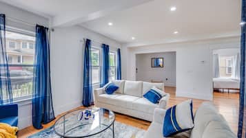 Smart TV, fireplace, stereo