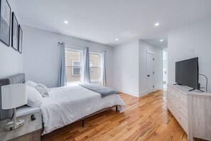 3 bedrooms, desk, iron/ironing board, travel crib
