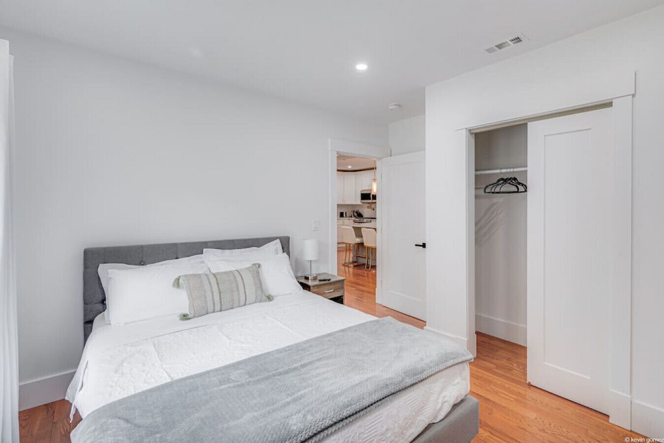 6 bedrooms, desk, iron/ironing board, travel crib