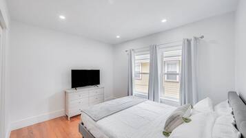 6 bedrooms, desk, iron/ironing board, travel cot