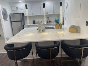 Kühlschrank, Herdplatte, Küchenrolle