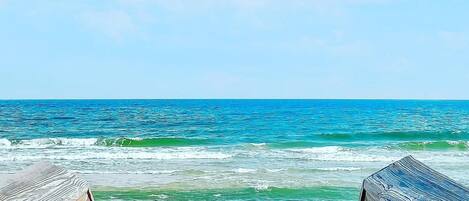 Playa en los alrededores, camastros y toallas de playa