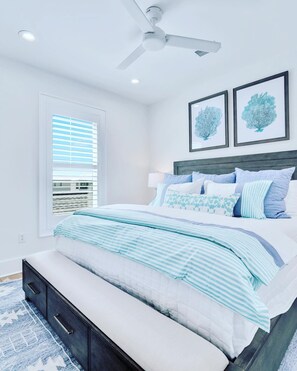 4 slaapkamers, een strijkplank/strijkijzer, reisbedje, gratis wifi