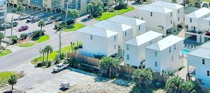 Exterior - NEW HOME! 100 yards from beach, heated pool, gas grill, 5 TV’s, stocked kitchen (Gulf Shores)