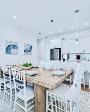 Dining - NEW HOME! 100 yards from beach, heated pool, gas grill, 5 TV’s, stocked kitchen (Gulf Shores)