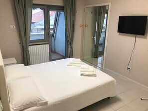 2 habitaciones, escritorio, tabla de planchar con plancha y wifi
