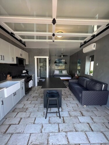 New Studio Apartment Less than a Mile From Plaza

