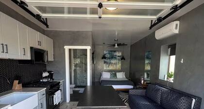 New Studio Apartment Less than a Mile From Plaza