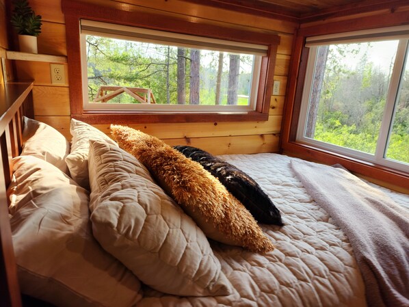 3 bedrooms, WiFi, bed sheets - Near Pictured Rocks and trails, On the Au Train River, has private hot tub  (Autrain)