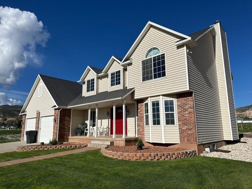 Getaway w/ sport court! Near Capitol Reef- Sleeps 21 in beds/26 total