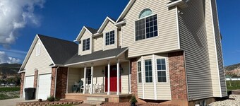 Getaway w/ sport court! Near Capitol Reef- Sleeps 21 in beds/26 total