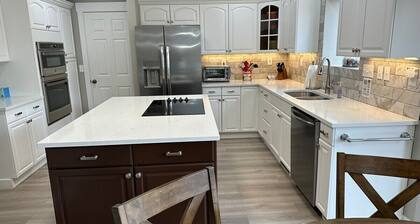 Getaway w/ sport court! Near Capitol Reef- Sleeps 21 in beds/26 total