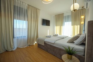 4 bedrooms, iron/ironing board, WiFi, bed sheets