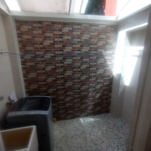 Chuveiro, toalhas de banho, sabonete, shampoo