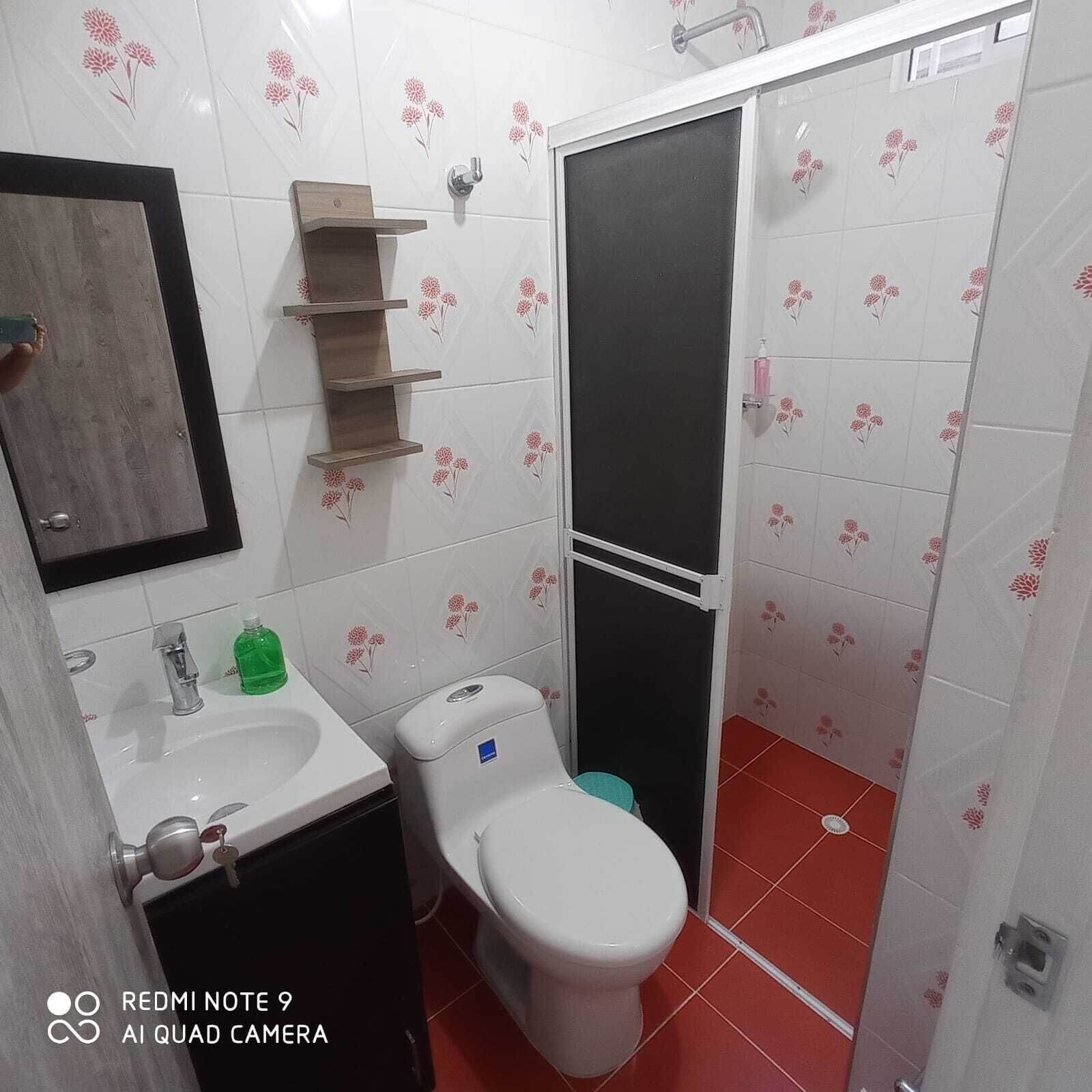 Ducha, toallas, jabón y champú