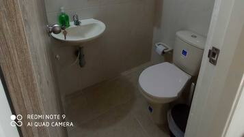 Douche, serviettes fournies, savon, shampoing