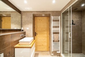 Badewanne, Haartrockner, Handtücher
