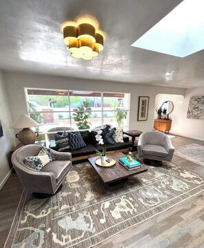 Smart-TV, Kamin, Drucker