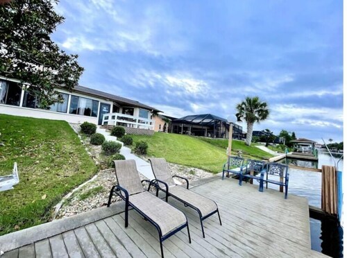 10 min from beach access, sleeps 10 private dock