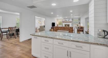 Lake Eufaula, OK Lakefront house on the beach.
Sleeps 8, 3 bedroom, 2 bath