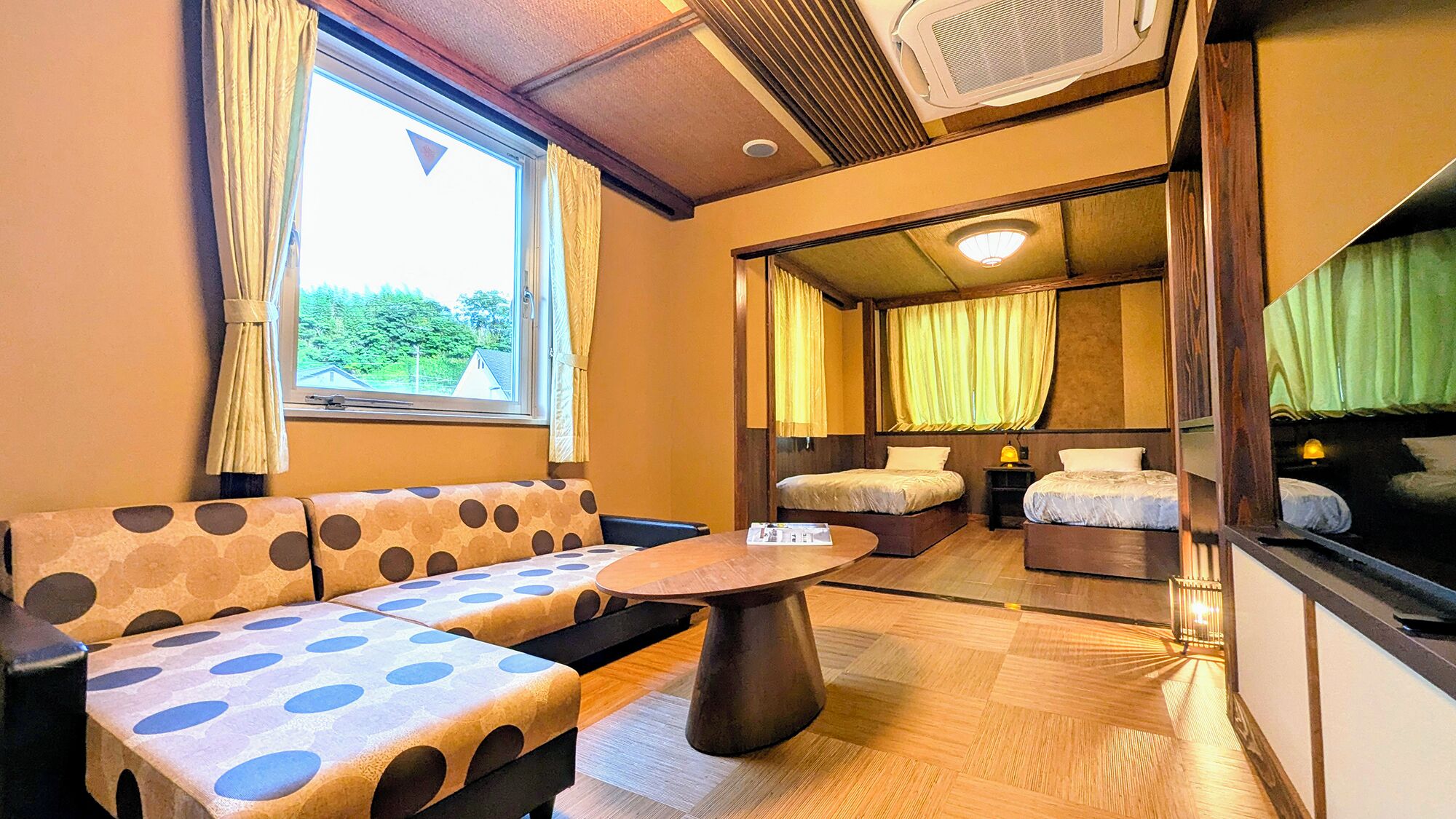 Una habitación con sofá, una mesa y una cama litera.
