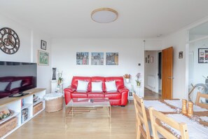 TV, offices - Central 2BD Flat with Balcony - Shoreditch (London)
