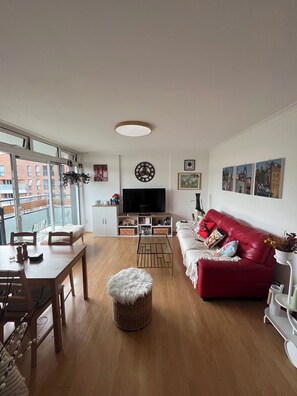 TV, offices - Central 2BD Flat with Balcony - Shoreditch (London)